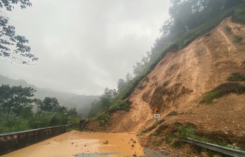 Huế: Mưa lớn kết hợp thủy điện xả lũ, nước lũ l&ecirc;n nhanh khiến giao th&ocirc;ng bị chia cắt- Ảnh 2.