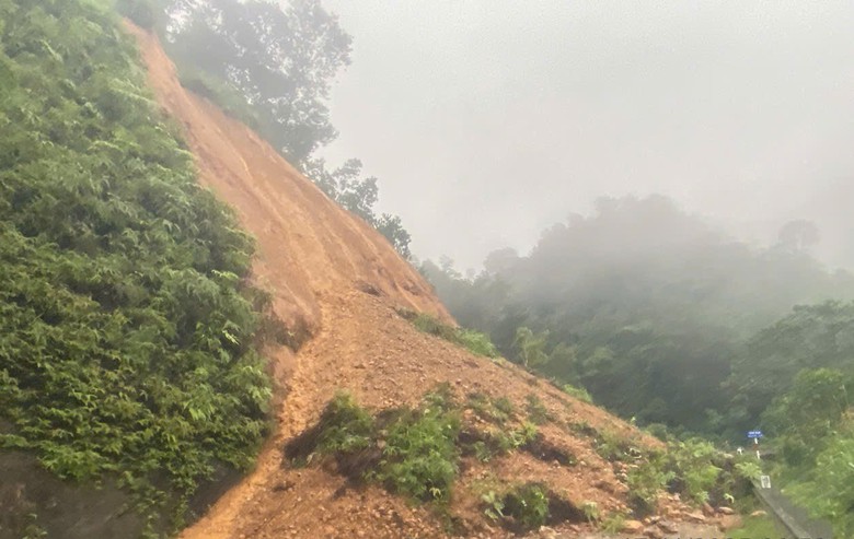 Huế: Mưa lớn kết hợp thủy điện xả lũ, nước lũ l&ecirc;n nhanh khiến giao th&ocirc;ng bị chia cắt- Ảnh 1.