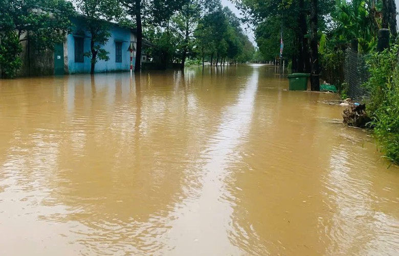 Huế: Mưa lớn kết hợp thủy điện xả lũ, nước lũ l&ecirc;n nhanh khiến giao th&ocirc;ng bị chia cắt- Ảnh 8.