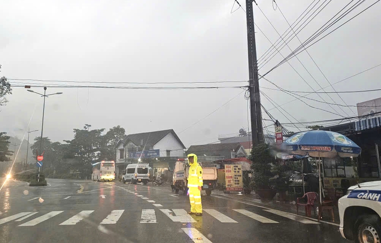 Hiện trường xe kh&aacute;ch bị v&ugrave;i lấp, 6 người tử vong, 19 người bị thương tr&ecirc;n đ&egrave;o Kh&aacute;nh L&ecirc;- Ảnh 9.