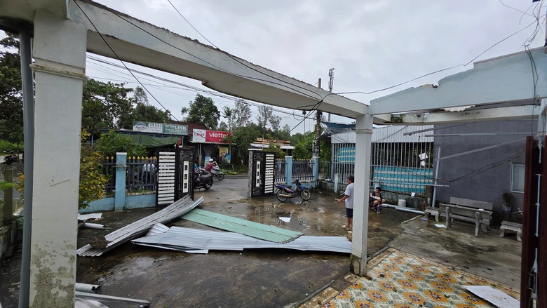 Lốc xo&aacute;y ở Đ&agrave; Nẵng, 4 người bị thương, hơn 30 ng&ocirc;i nh&agrave; tốc m&aacute;i- Ảnh 2.