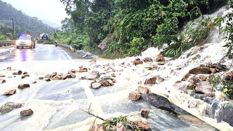 Hiện trường xe kh&aacute;ch bị v&ugrave;i lấp, 6 người tử vong, 19 người bị thương tr&ecirc;n đ&egrave;o Kh&aacute;nh L&ecirc;- Ảnh 6.