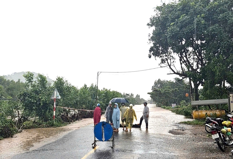 Mưa lớn khiến c&aacute;c tuyến quốc lộ, tỉnh lộ tại Đắk Lắk ngập s&acirc;u, giao th&ocirc;ng chia cắt- Ảnh 1.