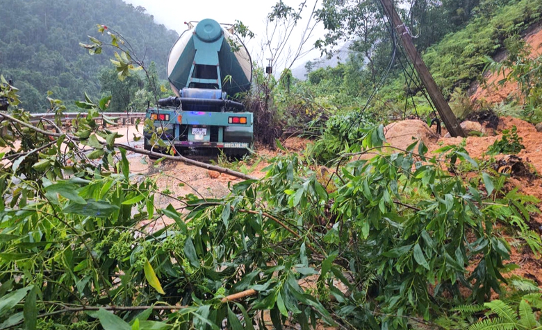 Hiện trường xe kh&aacute;ch bị v&ugrave;i lấp, 6 người tử vong, 19 người bị thương tr&ecirc;n đ&egrave;o Kh&aacute;nh L&ecirc;- Ảnh 7.