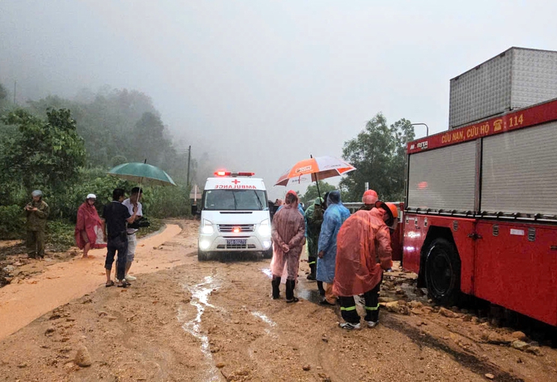 Hiện trường xe kh&aacute;ch bị v&ugrave;i lấp, 6 người tử vong, 19 người bị thương tr&ecirc;n đ&egrave;o Kh&aacute;nh L&ecirc;- Ảnh 8.