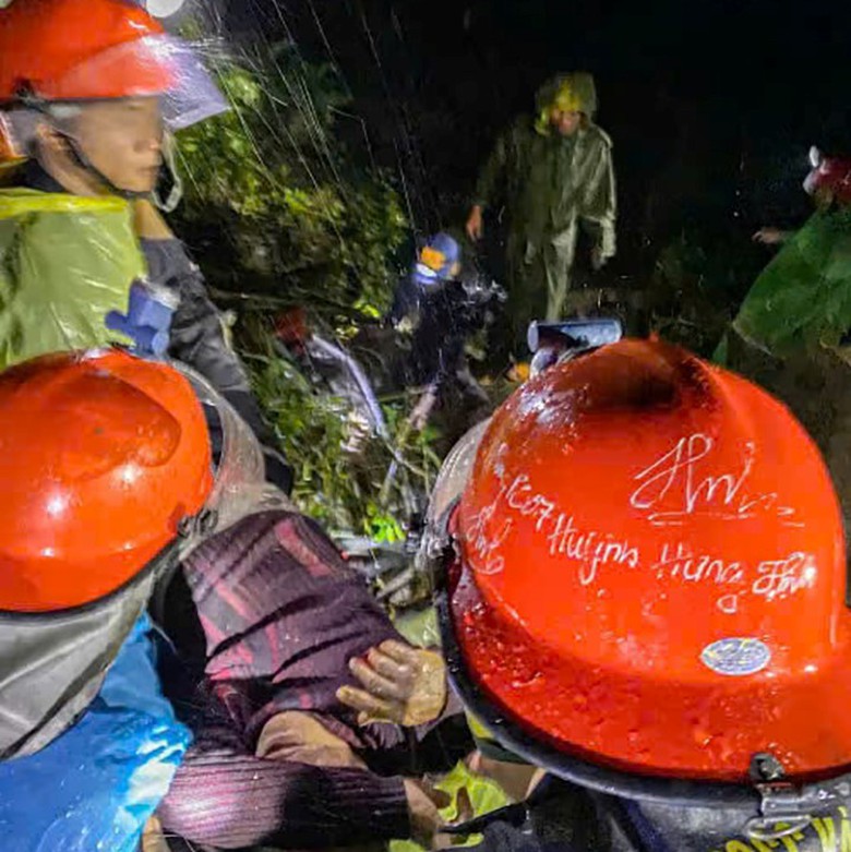 T&agrave;i xế b&agrave;ng ho&agrave;ng gi&acirc;y ph&uacute;t sạt lở v&ugrave;i lấp xe kh&aacute;ch: Đất đ&aacute; đổ như th&aacute;c, kh&ocirc;ng kịp trở tay- Ảnh 1.