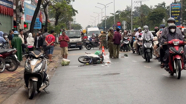 Người phụ nữ bu&ocirc;n tr&aacute;i c&acirc;y tử vong thương t&acirc;m tr&ecirc;n đường đi mua h&agrave;ng - Ảnh 1.
