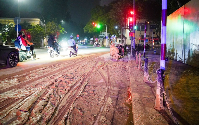 Xử phạt t&agrave;i xế &ocirc; t&ocirc; l&agrave;m rơi b&ugrave;n tr&ecirc;n phố trung t&acirc;m H&agrave; Nội l&agrave;m nhiều người ng&atilde;- Ảnh 2.