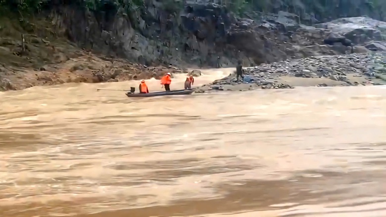 Giải cứu hai người d&acirc;n kẹt giữa d&ograve;ng lũ ở miền n&uacute;i Đ&agrave; Nẵng- Ảnh 1.