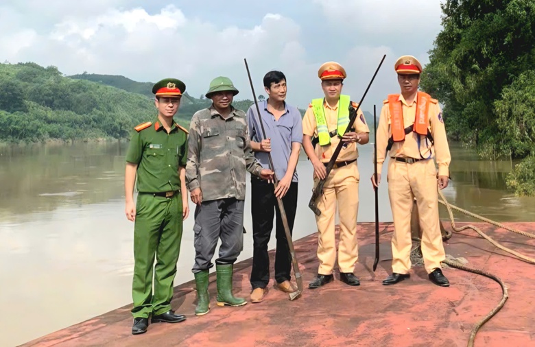 Cảnh sát giao thông Lào Cai truy quét người đánh bắt cá, săn bắn trái phép trên hồ Thác Bà- Ảnh 6. Cảnh sát giao thông Lào Cai truy quét người đánh bắt cá, săn bắn trái phép trên hồ Thác Bà- Ảnh 6.