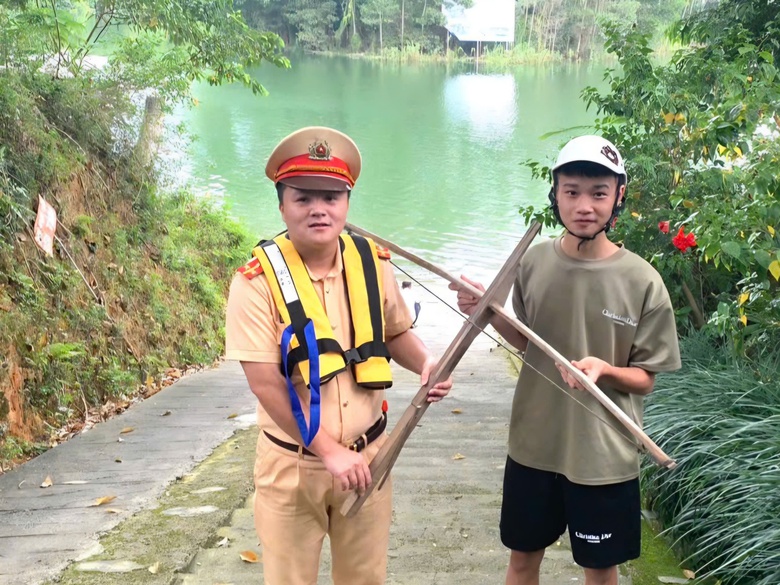 Cảnh sát giao thông Lào Cai truy quét người đánh bắt cá, săn bắn trái phép trên hồ Thác Bà- Ảnh 7. Cảnh sát giao thông Lào Cai truy quét người đánh bắt cá, săn bắn trái phép trên hồ Thác Bà- Ảnh 7.