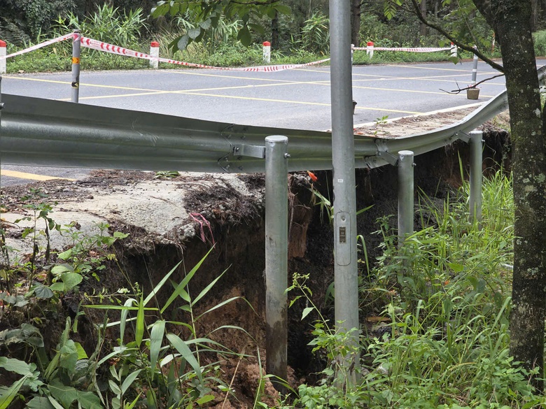 Lâm Đồng: Phân luồng giao thông đèo Mimosa do sạt lở, cấm xe tải từ 15 tấn- Ảnh 1. Lâm Đồng: Phân luồng giao thông đèo Mimosa do sạt lở, cấm xe tải từ 15 tấn- Ảnh 1.