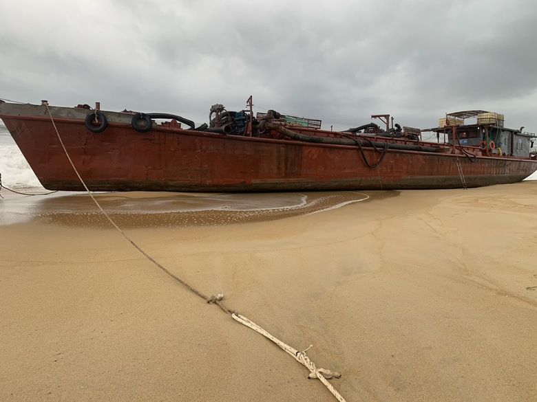 T&agrave;u h&agrave;ng g&atilde;y b&aacute;nh l&aacute;i, bị s&oacute;ng đ&aacute;nh dạt v&agrave;o bờ biển Quảng Ng&atilde;i- Ảnh 2.