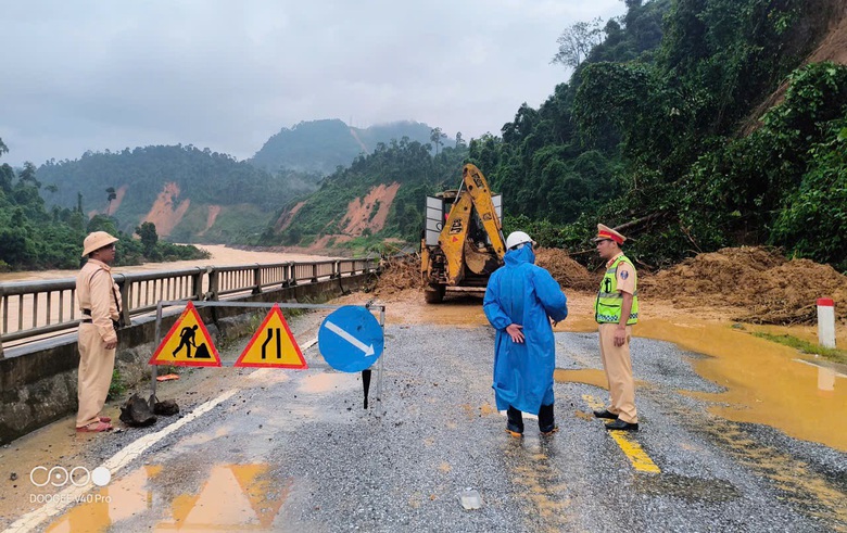 CSGT Đ&agrave; Nẵng tiếp lương thực cho người d&acirc;n mắc kẹt do sạt lở đường Hồ Ch&iacute; Minh- Ảnh 1.