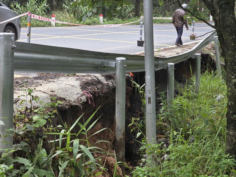 Lâm Đồng: Phân luồng giao thông đèo Mimosa do sạt lở, cấm xe tải từ 15 tấn- Ảnh 2. Lâm Đồng: Phân luồng giao thông đèo Mimosa do sạt lở, cấm xe tải từ 15 tấn- Ảnh 2.