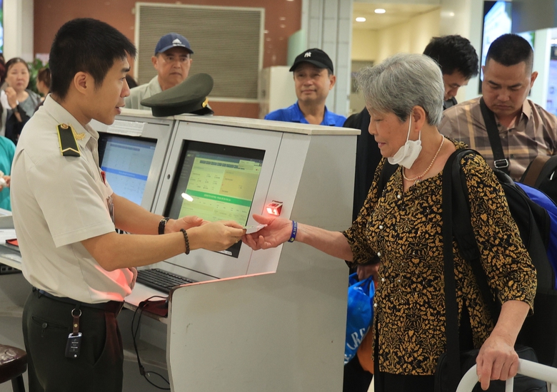 Người cao tuổi được hưởng những ưu đãi gì khi đi máy bay?- Ảnh 1. Người cao tuổi được hưởng những ưu đãi gì khi đi máy bay?- Ảnh 1.