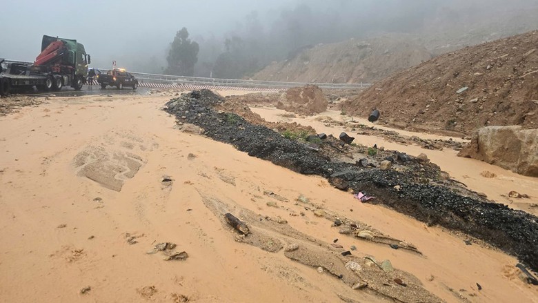 Tổng lực ứng phó mưa lũ: Bộ Xây dựng chỉ đạo khẩn, không để dân vào vùng nguy hiểm- Ảnh 5. Tổng lực ứng phó mưa lũ: Bộ Xây dựng chỉ đạo khẩn, không để dân vào vùng nguy hiểm- Ảnh 5.