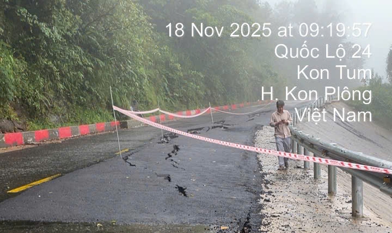 Quốc lộ 24 sạt lở, nền đường đứt g&atilde;y khiến giao th&ocirc;ng tắc nghẽn- Ảnh 2.