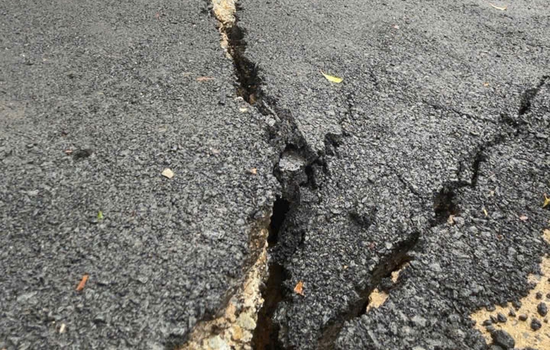 Quốc lộ 24 sạt lở, nền đường đứt g&atilde;y khiến giao th&ocirc;ng tắc nghẽn- Ảnh 4.