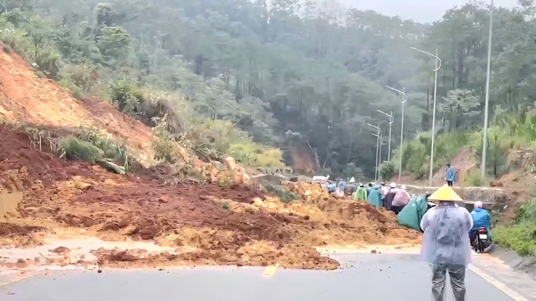 Quốc lộ 24 sạt lở, nền đường đứt g&atilde;y khiến giao th&ocirc;ng tắc nghẽn- Ảnh 1.