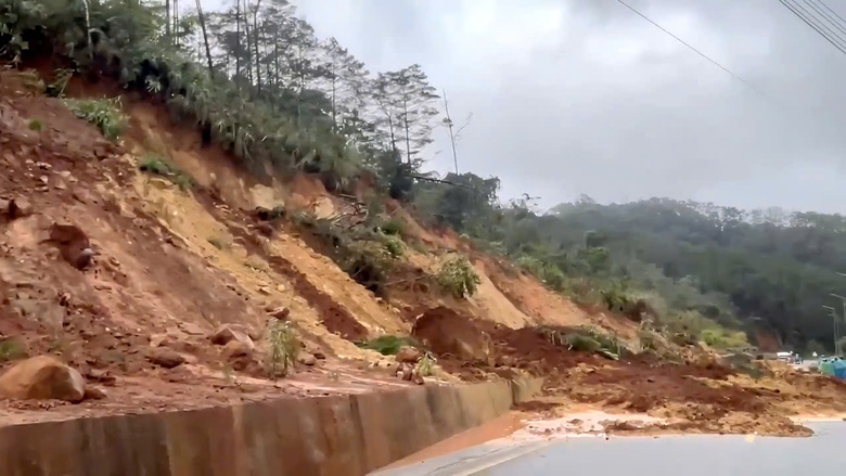 Quốc lộ 24 sạt lở, nền đường đứt g&atilde;y khiến giao th&ocirc;ng tắc nghẽn- Ảnh 3.