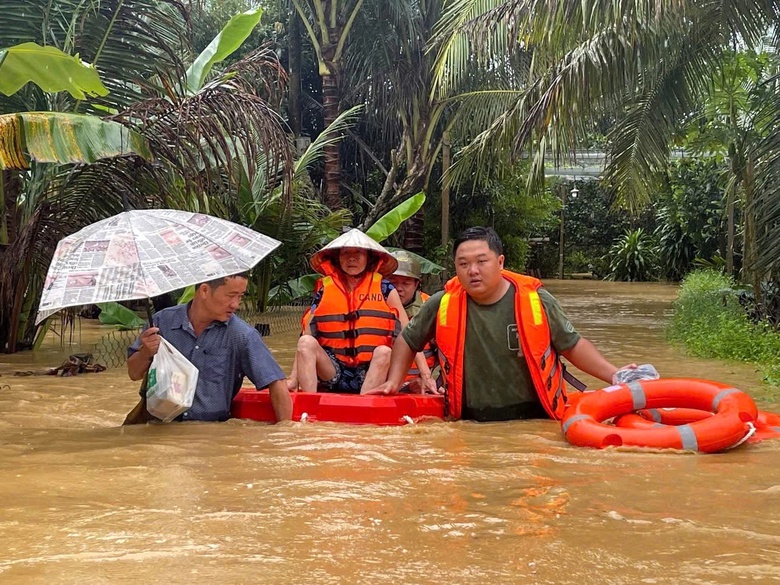 Kh&aacute;nh Ho&agrave;: T&igrave;nh qu&acirc;n - d&acirc;n khăng kh&iacute;t trong những ng&agrave;y hoạn nạn v&igrave; lũ dữ- Ảnh 1.