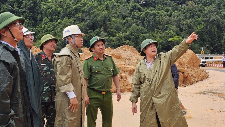 Kh&aacute;nh Ho&agrave;: T&igrave;nh qu&acirc;n - d&acirc;n khăng kh&iacute;t trong những ng&agrave;y hoạn nạn v&igrave; lũ dữ- Ảnh 2.