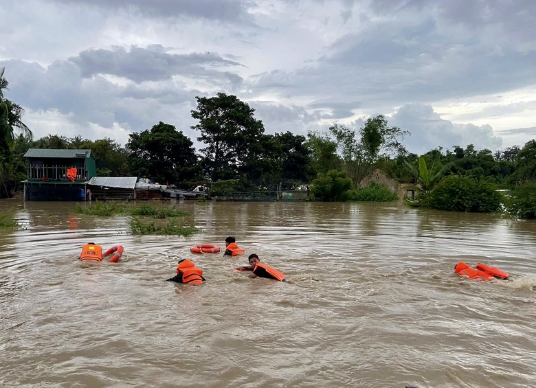 Kh&aacute;nh Ho&agrave;: T&igrave;nh qu&acirc;n - d&acirc;n khăng kh&iacute;t trong những ng&agrave;y hoạn nạn v&igrave; lũ dữ- Ảnh 3.