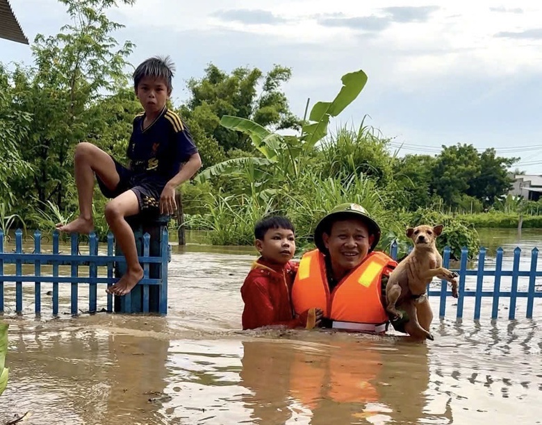 Kh&aacute;nh Ho&agrave;: T&igrave;nh qu&acirc;n - d&acirc;n khăng kh&iacute;t trong những ng&agrave;y hoạn nạn v&igrave; lũ dữ- Ảnh 4.