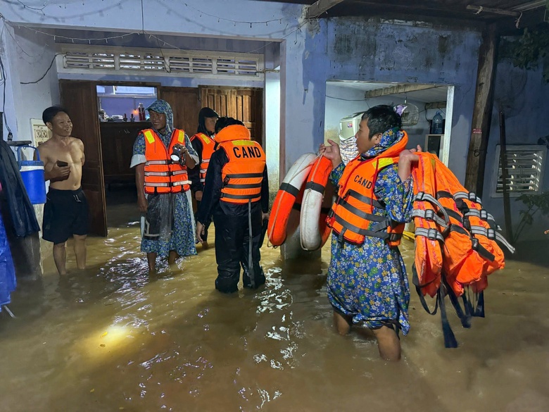 Kh&aacute;nh Ho&agrave;: T&igrave;nh qu&acirc;n - d&acirc;n khăng kh&iacute;t trong những ng&agrave;y hoạn nạn v&igrave; lũ dữ- Ảnh 6.