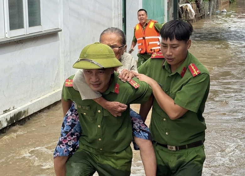 Kh&aacute;nh Ho&agrave;: T&igrave;nh qu&acirc;n - d&acirc;n khăng kh&iacute;t trong những ng&agrave;y hoạn nạn v&igrave; lũ dữ- Ảnh 7.