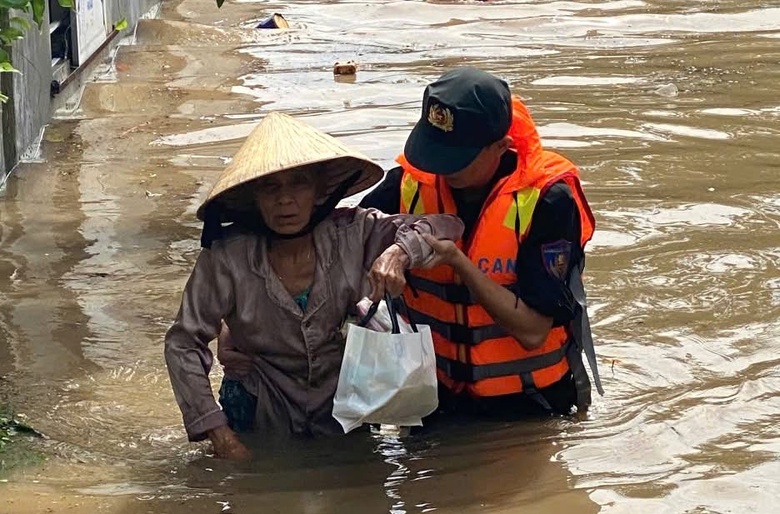 Kh&aacute;nh Ho&agrave;: T&igrave;nh qu&acirc;n - d&acirc;n khăng kh&iacute;t trong những ng&agrave;y hoạn nạn v&igrave; lũ dữ- Ảnh 9.