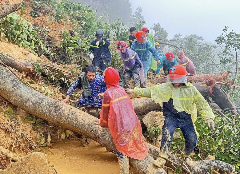 Kh&aacute;nh Ho&agrave;: T&igrave;nh qu&acirc;n - d&acirc;n khăng kh&iacute;t trong những ng&agrave;y hoạn nạn v&igrave; lũ dữ- Ảnh 10.
