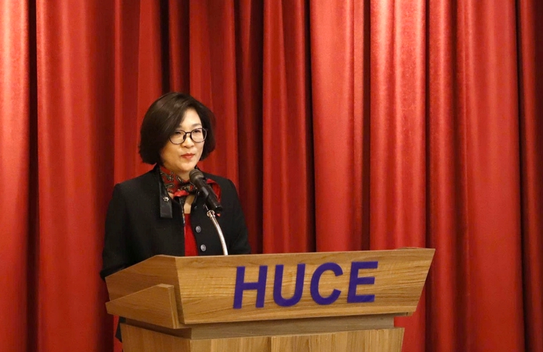 Sinh vi&ecirc;n Đại học X&acirc;y dựng H&agrave; Nội s&aacute;ng tạo kh&ocirc;ng gian ph&ograve;ng th&iacute; nghiệm với sơn hiệu ứng- Ảnh 1.