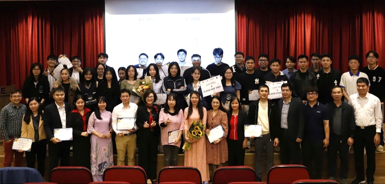 Sinh vi&ecirc;n Đại học X&acirc;y dựng H&agrave; Nội s&aacute;ng tạo kh&ocirc;ng gian ph&ograve;ng th&iacute; nghiệm với sơn hiệu ứng- Ảnh 3.