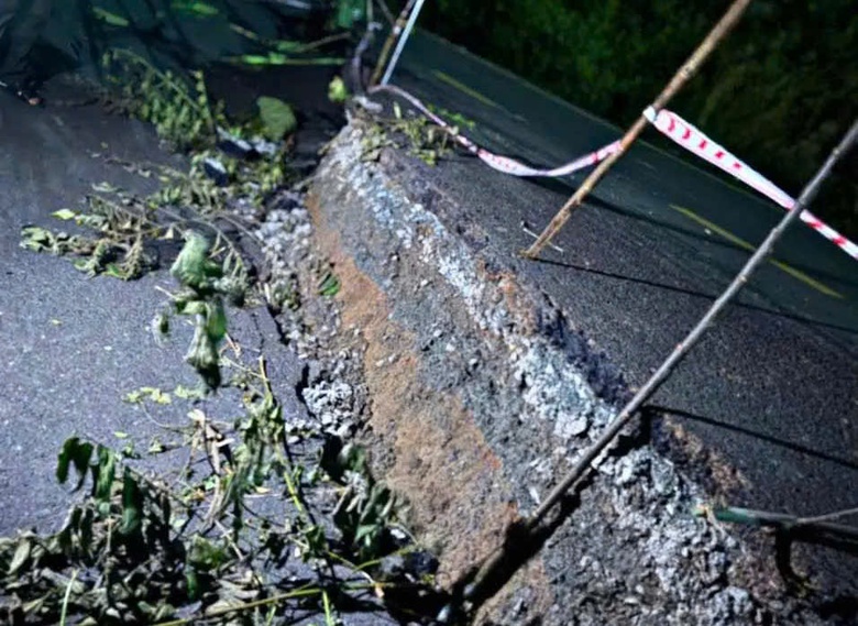 Lâm Đồng: Tạm ngừng lưu thông trên tuyến Đan Phượng - Tân Thành vì sụt lún nghiêm trọng- Ảnh 1. Lâm Đồng: Tạm ngừng lưu thông trên tuyến Đan Phượng - Tân Thành vì sụt lún nghiêm trọng- Ảnh 1.