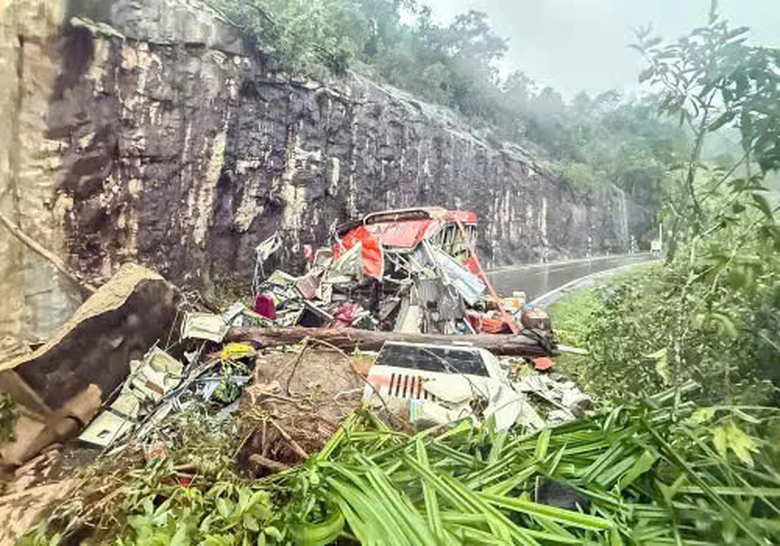 Tổng lực ứng phó mưa lũ: Bộ Xây dựng chỉ đạo khẩn, không để dân vào vùng nguy hiểm- Ảnh 4. Tổng lực ứng phó mưa lũ: Bộ Xây dựng chỉ đạo khẩn, không để dân vào vùng nguy hiểm- Ảnh 4.