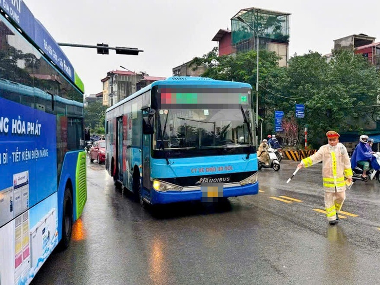 CSGT H&agrave; Nội xử phạt xe bu&yacute;t đi sai lộ tr&igrave;nh, g&acirc;y &ugrave;n tắc qua cầu Chương Dương- Ảnh 2.