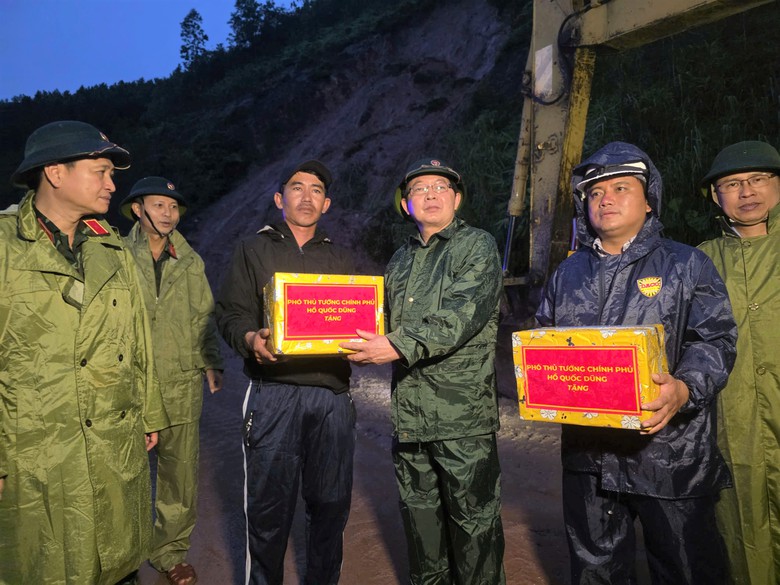Ph&oacute; Thủ tướng Hồ Quốc Dũng: Th&ocirc;ng đ&egrave;o sạt lở nhưng kh&ocirc;ng n&ocirc;n n&oacute;ng, phải bảo đảm an to&agrave;n- Ảnh 2.