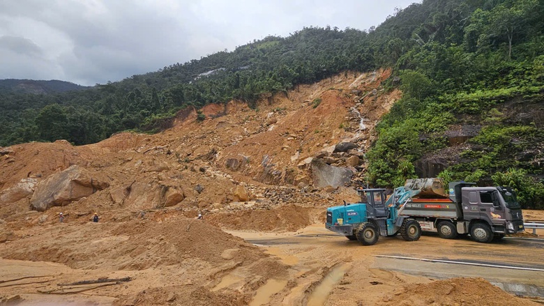 Ph&oacute; Thủ tướng Hồ Quốc Dũng: Th&ocirc;ng đ&egrave;o sạt lở nhưng kh&ocirc;ng n&ocirc;n n&oacute;ng, phải bảo đảm an to&agrave;n- Ảnh 4.