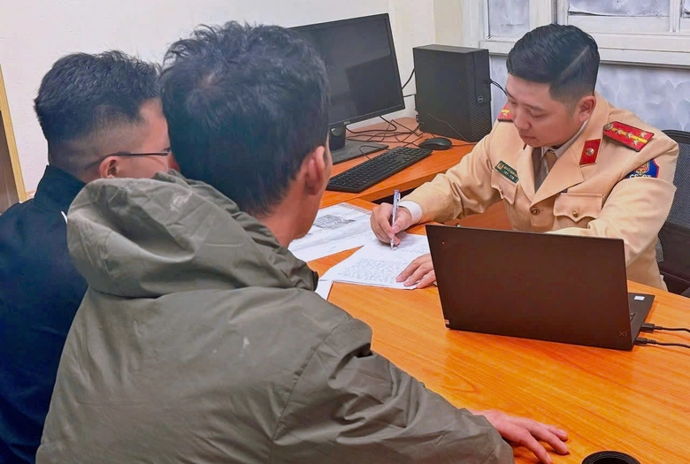 Xử phạt t&agrave;i xế &ocirc; t&ocirc; l&agrave;m rơi b&ugrave;n tr&ecirc;n phố trung t&acirc;m H&agrave; Nội l&agrave;m nhiều người ng&atilde;- Ảnh 1.