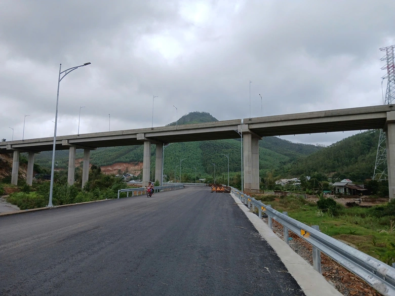 Nh&agrave; thầu mạnh hỗ trợ thi c&ocirc;ng phần việc chậm, đưa dự &aacute;n cao tốc về đ&iacute;ch sớm- Ảnh 1.