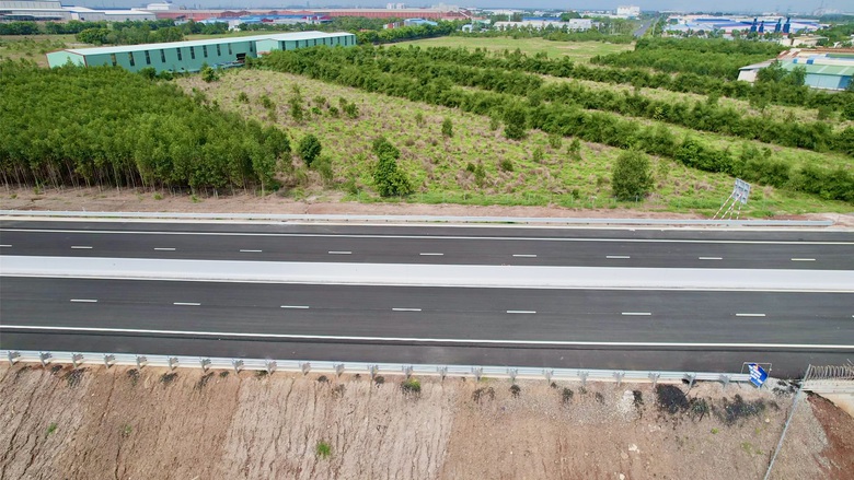 TP.HCM: Xử l&yacute; t&igrave;nh trạng xe lưu th&ocirc;ng tr&ecirc;n cao tốc Bi&ecirc;n H&ograve;a - Vũng T&agrave;u đang thi c&ocirc;ng- Ảnh 3.