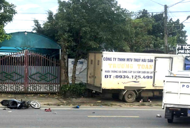 Hiện trường vụ tai nạn khiến người đ&agrave;n &ocirc;ng đi xe m&aacute;y thiệt mạng.