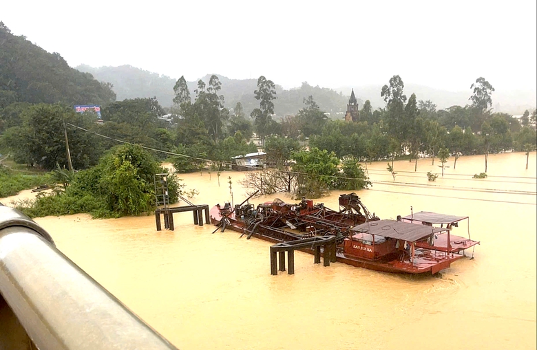 Đắk Lắk: Tàu hút cát đứt neo trôi tự do trên sông Krông Ana, uy hiếp cầu Giang Sơn- Ảnh 1. Đắk Lắk: Tàu hút cát đứt neo trôi tự do trên sông Krông Ana, uy hiếp cầu Giang Sơn- Ảnh 1.