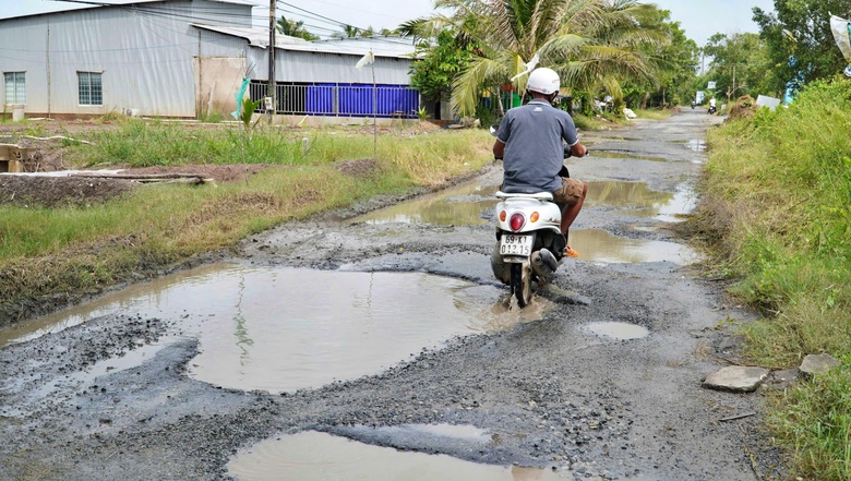 C&agrave; Mau: Người d&acirc;n ng&aacute;n ngẩm mỗi khi qua tuyến đường trung t&acirc;m x&atilde; chi ch&iacute;t ổ g&agrave;, ổ voi- Ảnh 2.