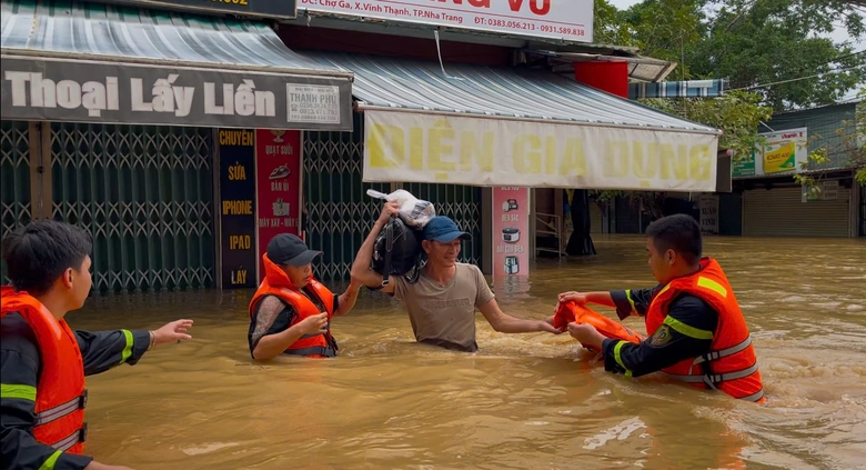 C&ocirc;ng an Kh&aacute;nh H&ograve;a dầm m&igrave;nh trong nước lũ cứu d&acirc;n- Ảnh 12.