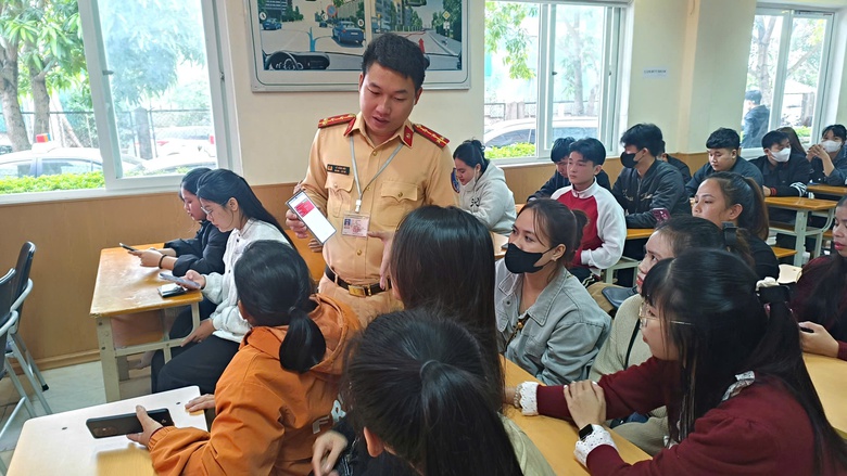 Nghệ An: Người d&acirc;n phấn khởi v&igrave; c&oacute; GPLX điện tử ngay sau khi đỗ s&aacute;t hạch- Ảnh 1.