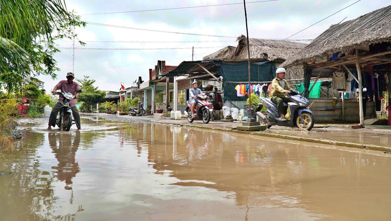 C&agrave; Mau: Người d&acirc;n ng&aacute;n ngẩm mỗi khi qua tuyến đường trung t&acirc;m x&atilde; chi ch&iacute;t ổ g&agrave;, ổ voi- Ảnh 7.