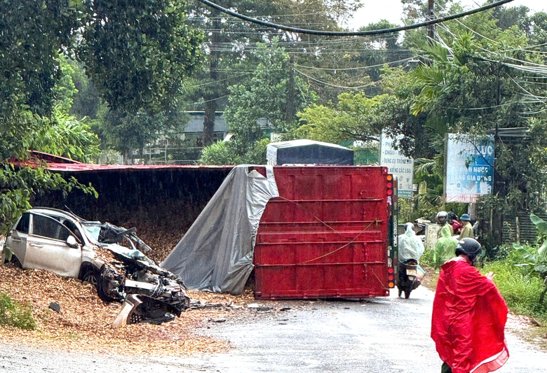 5 người bị thương trong vụ xe container lật, đ&egrave; bẹp &ocirc; t&ocirc; con ở L&acirc;m Đồng - Ảnh 2.
